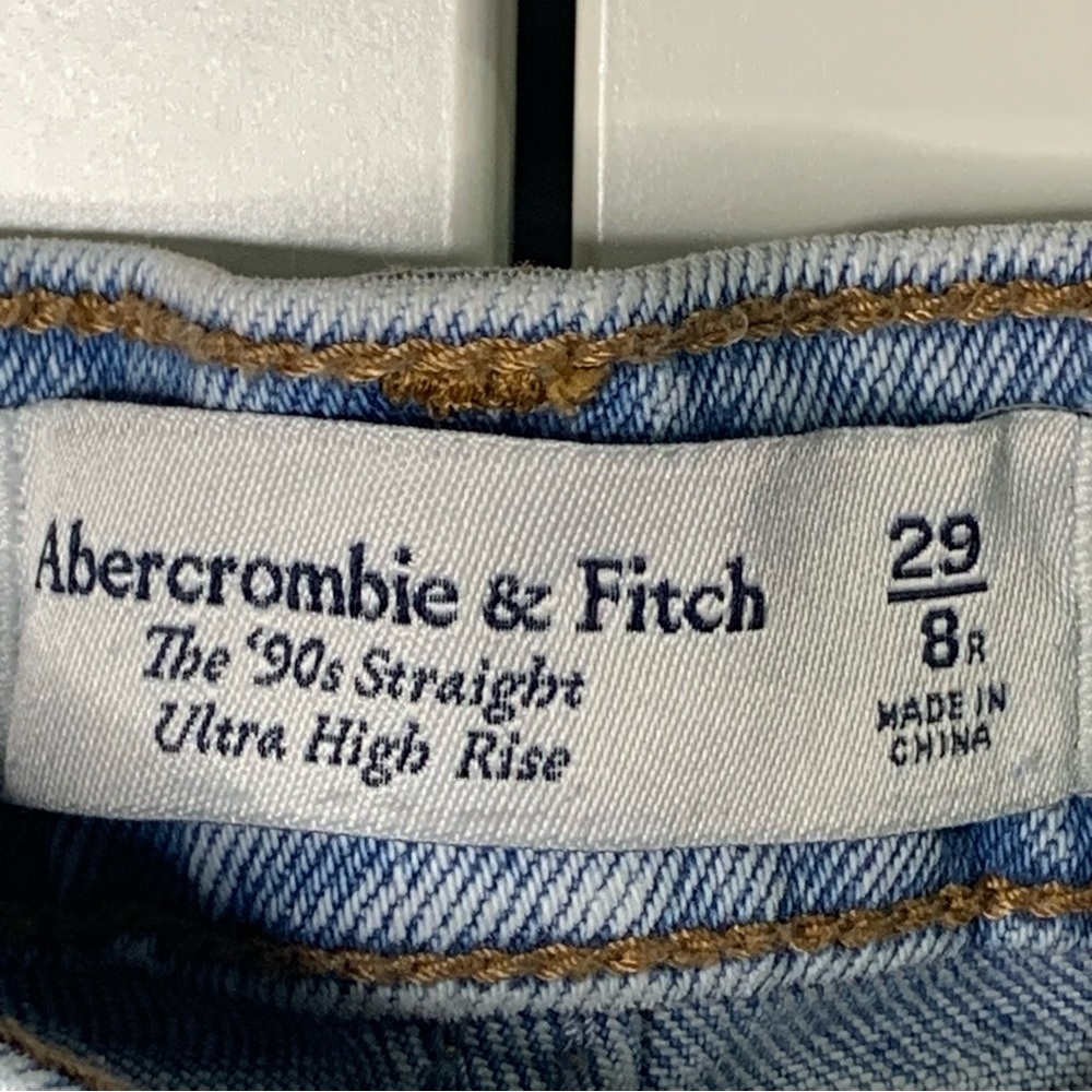 Abercrombie & Fitch The 90s Straight Ultra High Rise Distressed Jeans - Picture 11 of 12